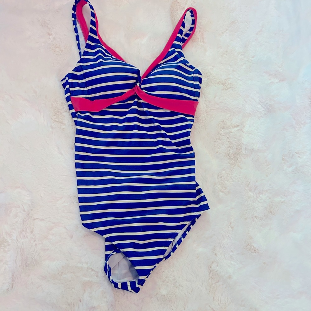 Great quality suit !  Works for small or large busted women. Flattering too.